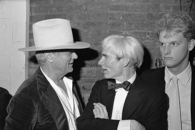 O ator Tony Curtis ao lado de Andy Warhol (Foto: Divulgação/Renato dos Anjos)