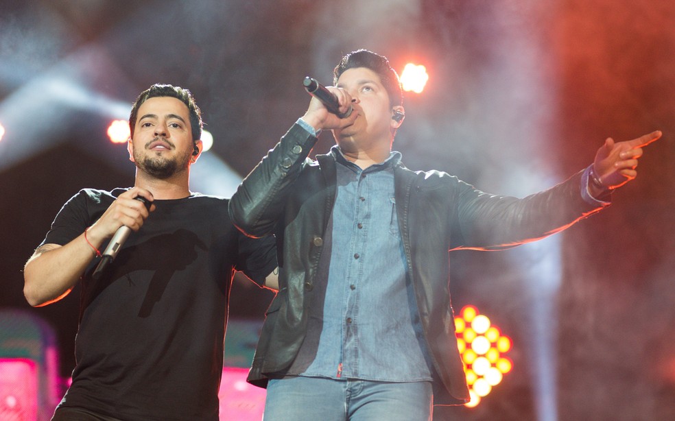 Henrique e Diego se apresentam na primeira noite de shows da Festa do Peão de Barretos 2017 (Foto: Érico Andrade/G1)