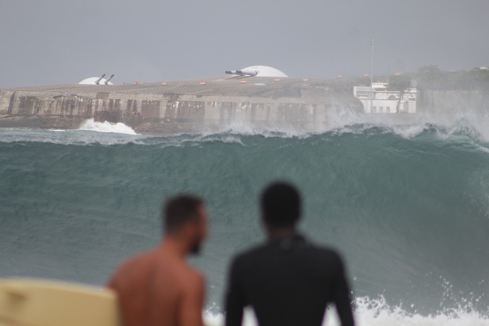 Surfistas se preparam para entrar no mar gigante em Copacabana, no Posto 5 — Foto: Joao Gabriel Alves/Enquadrar/Estadão Conteúdo