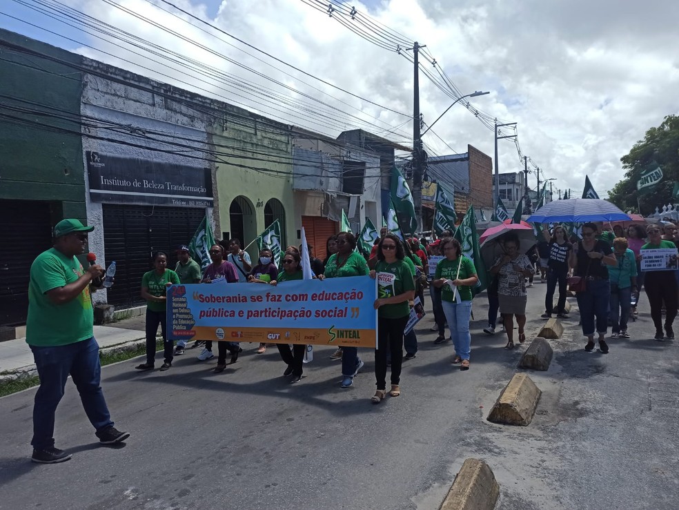 Servidores da Educação de Alagoas fazem paralisação de 24 horas — Foto: Sinteal