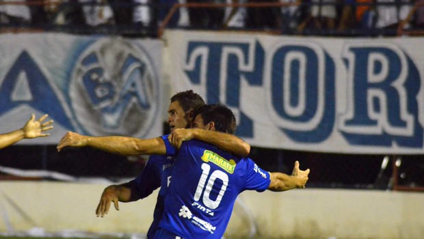 Confiança comemora o primeiro gol (Foto: João Áquila/GLOBOESPORTE.COM)