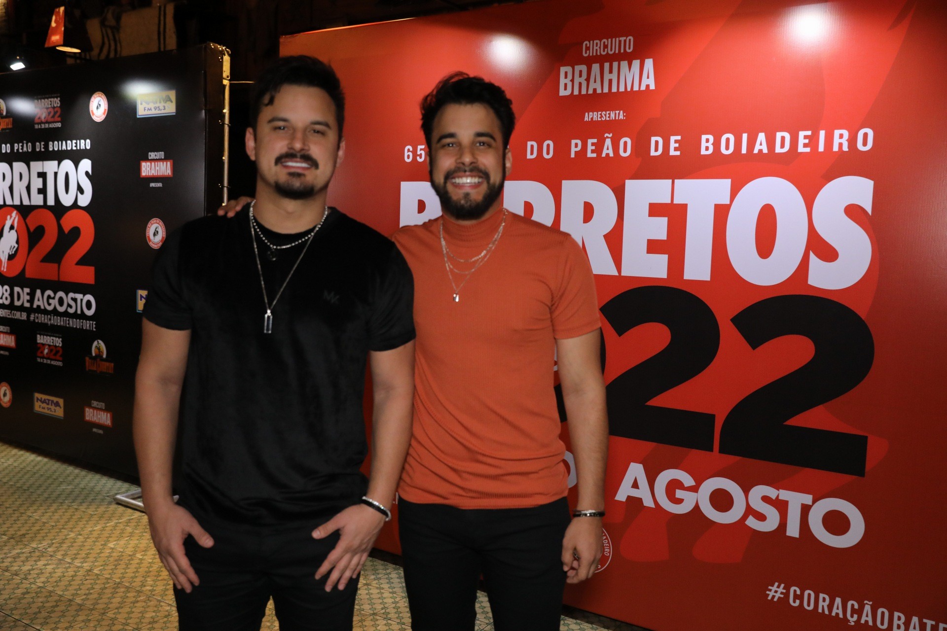 Clayton e Romário celebram estreia em Barretos após sucesso com lives: 'A gente vai chorar quando subir no palco'