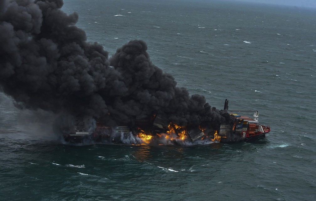 Fumaça negra sai do navio porta-contêineres MV X-Press Pearl em chamas próximo ao porto de Colombo, na costa oeste do Sri Lanka, em foto de 25 de maio de 2021 — Foto: Força Aérea do Sri Lanka via AP