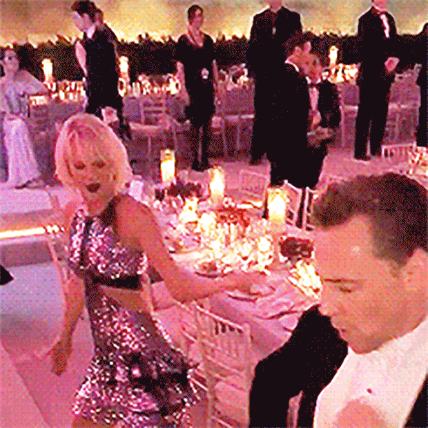 Taylor Swift dançando com Tom Hiddleston (Foto: Reprodução)