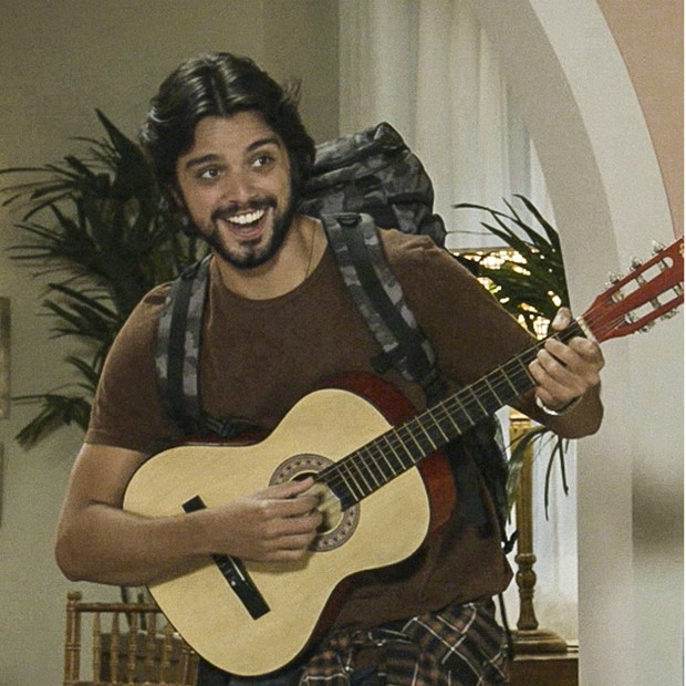 Rodrigo Simas vive o músico Alejandro em Salve-se quem puder (Foto: Divulgação/TV Globo)