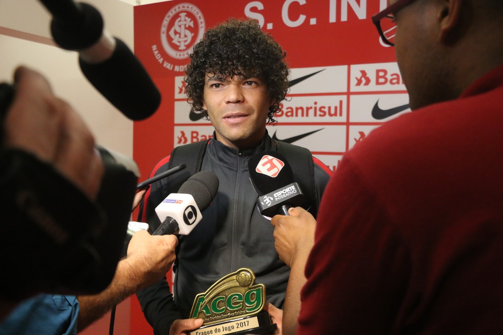 Camilo, com o troféu de melhor em campo em mãos (Foto: Eduardo Deconto)