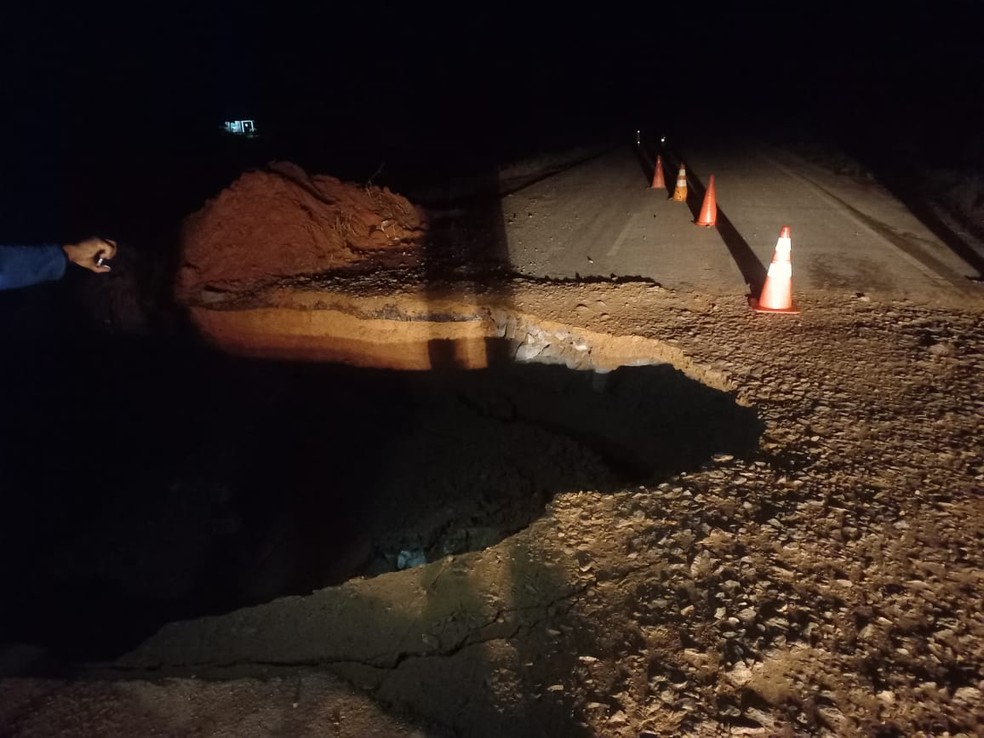 Cratera se abre na BR-364 pela segunda vez em menos de duas semanas, em RO — Foto: Reprodução