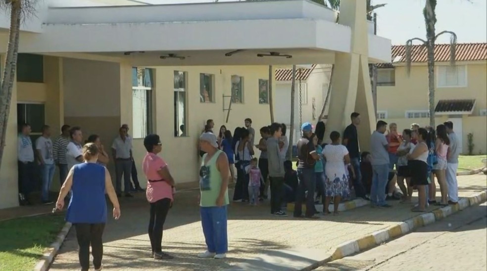 Velório de mãe e filho foi feito em Avaré (SP); eles foram enterrados no Cemitério Municipal — Foto: Reprodução/TV TEM