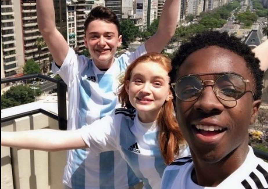 Atores de 'Stranger things', Noah Schnapp, Sadie Sink e Caleb Mc Laughlin posam com camiseta da seleção argentina em Buenos Aires