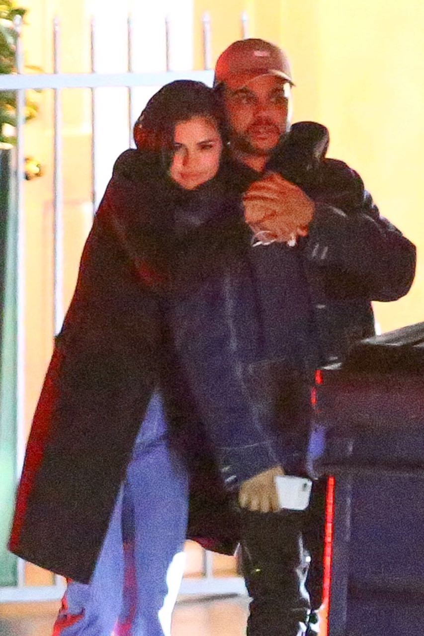 Selena Gomez é vista aos beijos com The Weeknd (Foto: AKM-GSI)