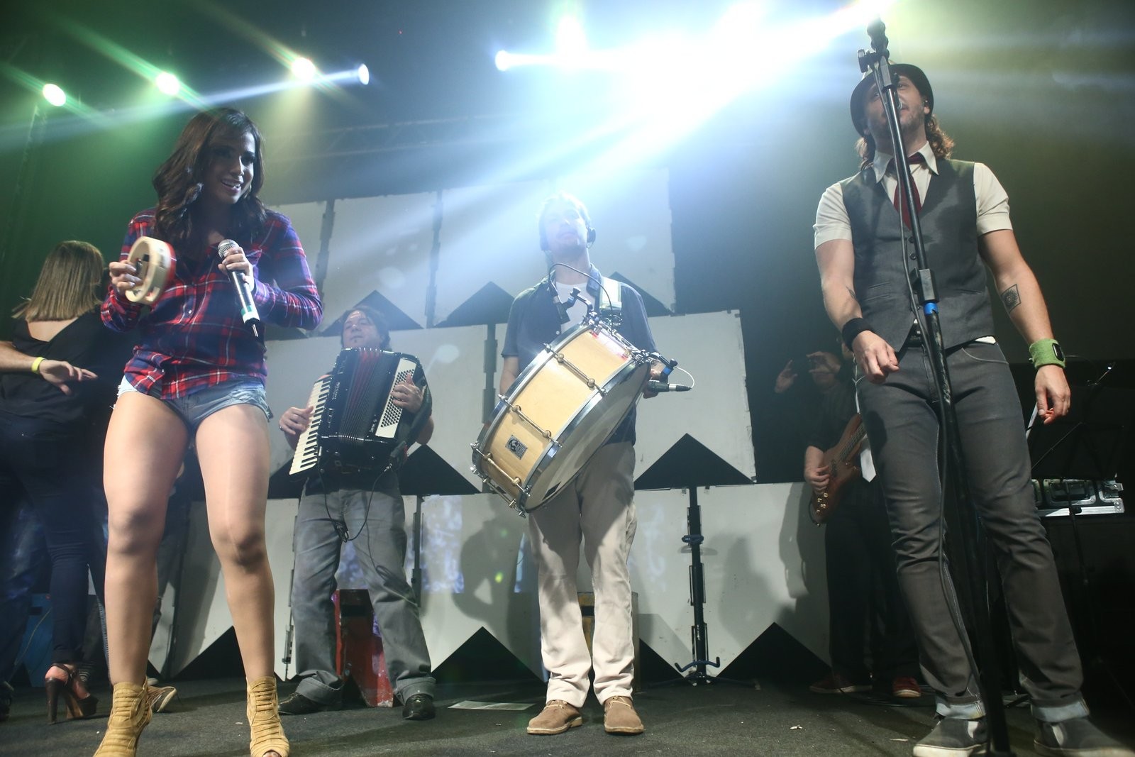 Anitta canta com Falamansa (Foto: RAPHAEL MESQUITA / DIVULGAÇÃO)