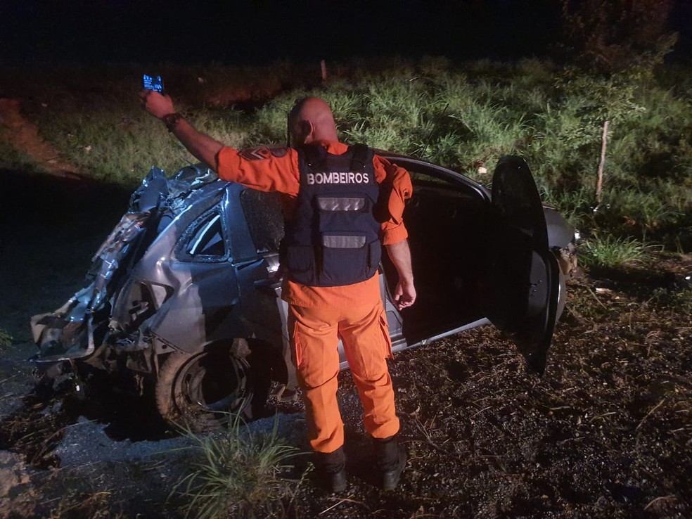Motorista ficou ferido após capotar carro durante tentativa de fuga da PM, no DF — Foto: CBMDF/Divulgação