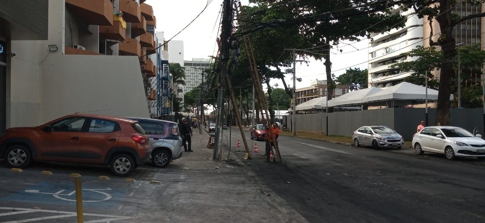 Técnicos fizeram troca de fios em Ondina, após ônibus ser queimado no bairro — Foto: Cid Vaz/TV Bahia