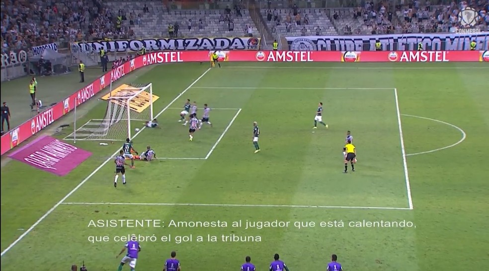 Análise da equipe do VAR na comemoração de Deyverson no gol do Palmeiras — Foto: Reprodução