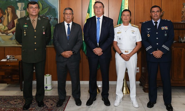 Jair Bolsonaro, o general Braga Netto e os comandantes militares