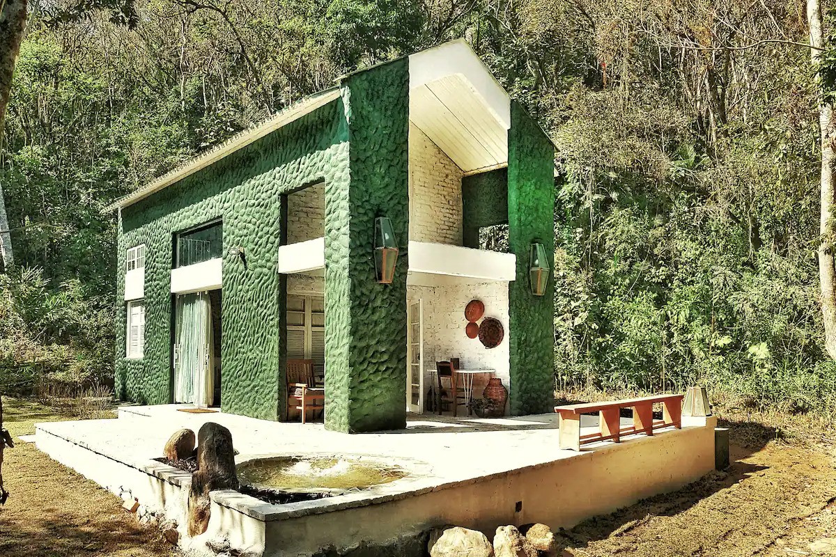 Rodeada de verde, a casa pode ser aproveitada tanto no calor, quanto no frio, por conta das comodidades oferecidas (Foto: Reprodução / Airbnb)