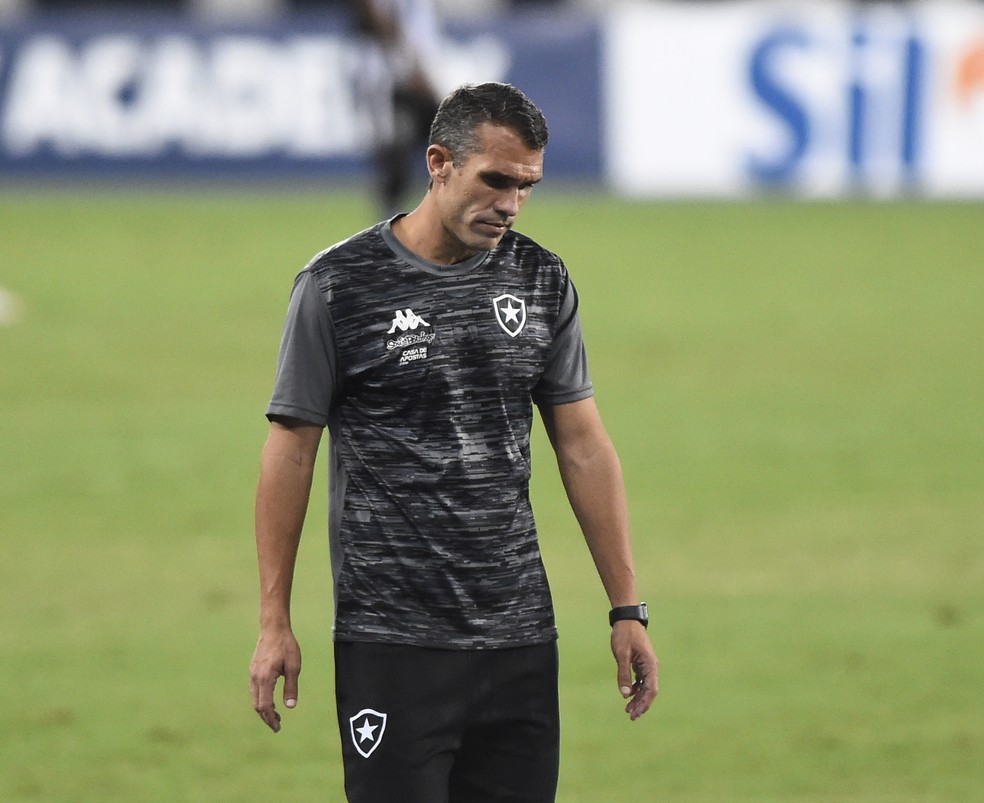 Bruno Lazaroni deixa o comando do Botafogo e volta a ser auxiliar — Foto: André Durão/ge