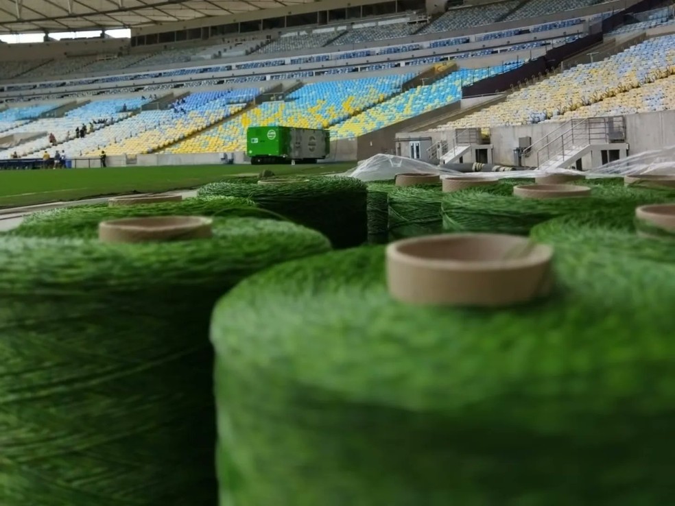 Fibra que será costurada na grama do Maracanã — Foto: Divulgação