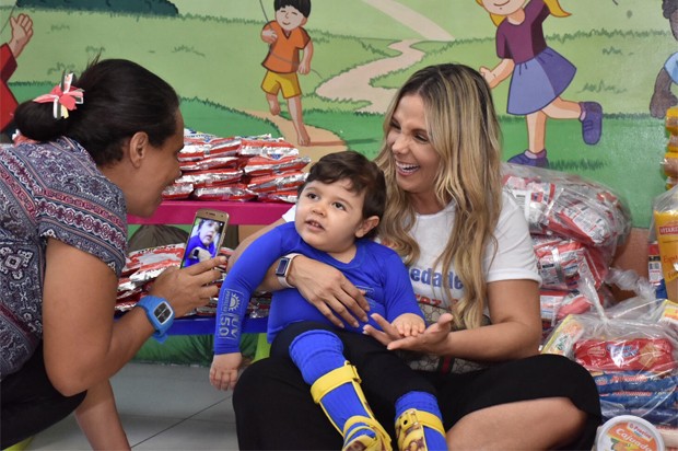 Carla Perez visita pacientes com câncer (Foto: Felipe Souto Maior/BrazilNews)