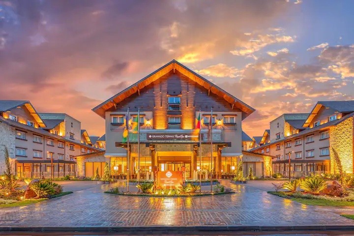 https://s2.glbimg.com/FmnIvdWv6fYxyvzr1IAZV1w_6QQ%3D/e.glbimg.com/og/ed/f/original/2022/04/20/wyndham_gramado_termas_resort__spagramado-7-hoteis-cheios-de-charme-para-aproveitar-o-frio.jpg