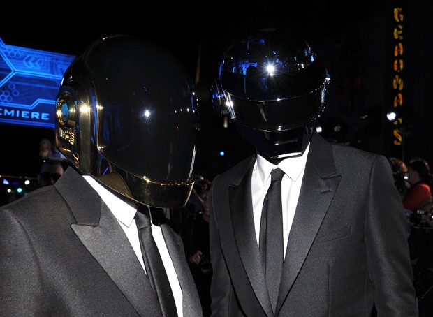 Daft Punk, duo que ficou conhecido pelo uso de capacete nas apresentações (Foto: Getty Images)