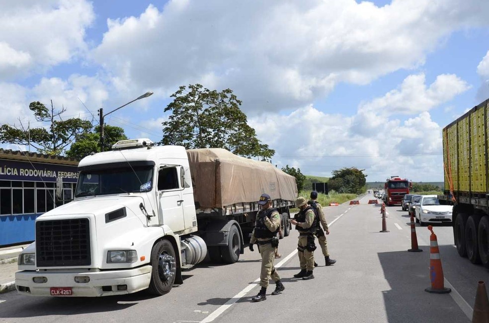 AÃ§Ã£o Ã© realizada com caminhoneiros â Foto: PRF/DivulgaÃ§Ã£o