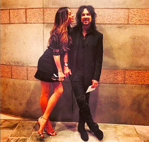 O baixista do Mötley Crüe, Nikki Sixx, com a esposa (Foto: Instagram)