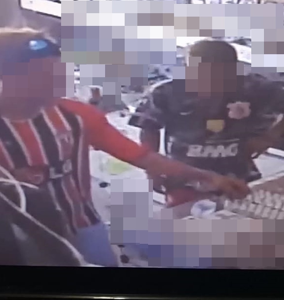 Polícia verificou imagem em que jovem (à esquerda) está comprando narguilé com amigo — Foto: Câmeras de segurança/Reprodução