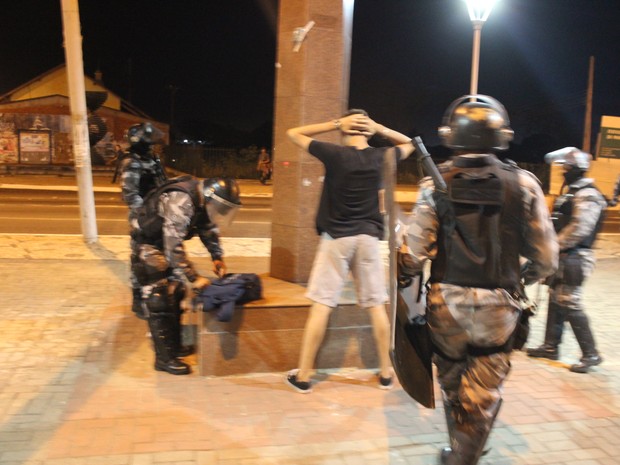 Policiais militares revistaram manifestante na Avenida Frei Serafim (Foto: Ellyo Teixeira/G1)
