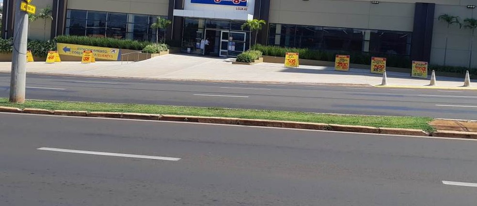 Supermercado sem movimento na manhã deste domingo em Araraquara — Foto: Fernanda Câmara/EPTV