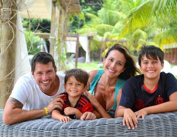 Juliana Knust com o marido, Gustavo Machado, e os filhos, Arthur e Mateus (Foto: Instagram)
