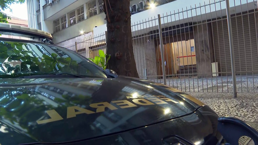 PF cumpre mandado em Duque de Caxias — Foto: Reprodução/TV Globo