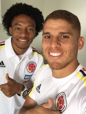 Cuéllar ao lado de Cuadrado, ambos da seleção colombiano (Foto: Divulgação)
