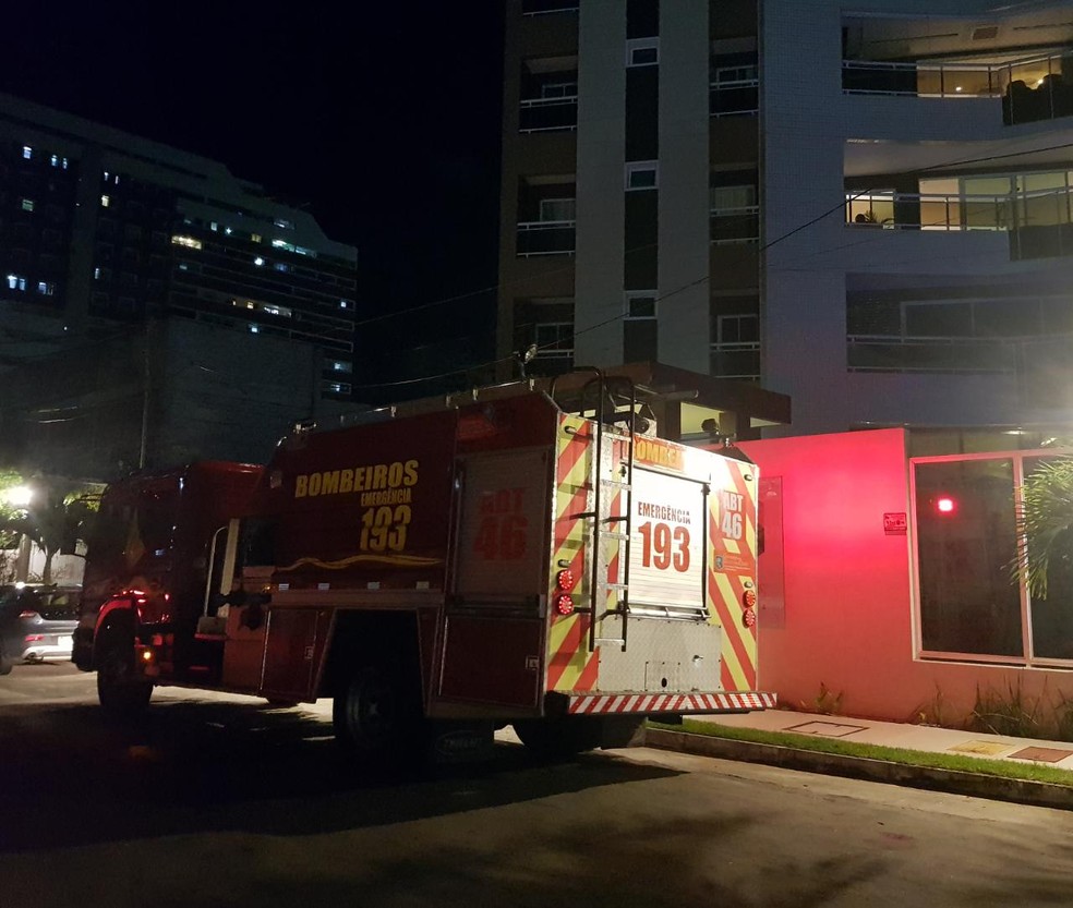 Fogo foi controlado pelos moradores do apartamento, com o uso do extintor do prédio. — Foto: Rafaela Duarte/ SVM