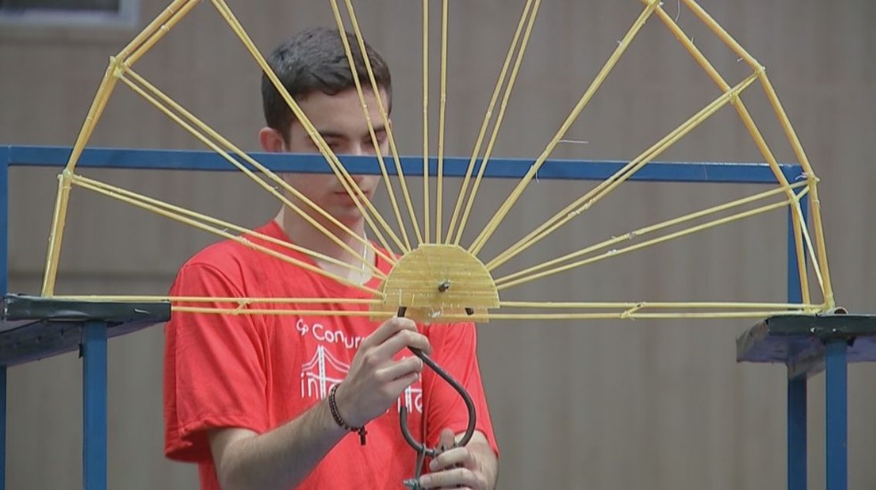 Vence a ponte que resiste ao peso maior — Foto: TV TEM / Reprodução 