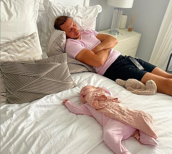 O noivo da estrela de reality shows Danielle Armstrong com a filha dos dois (Foto: Instagram)