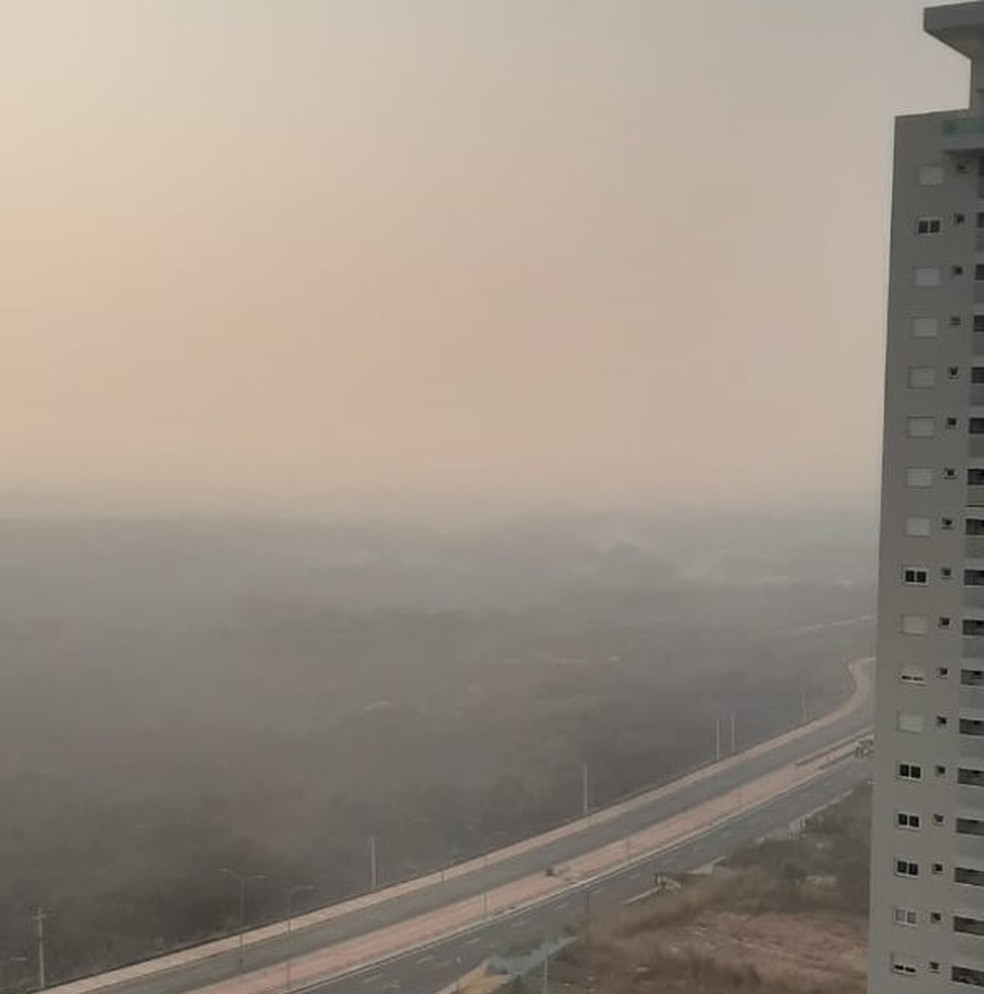 Fumaça densa cobre o céu de Cuiabá  — Foto: Luciana Giradelo/Centro América FM