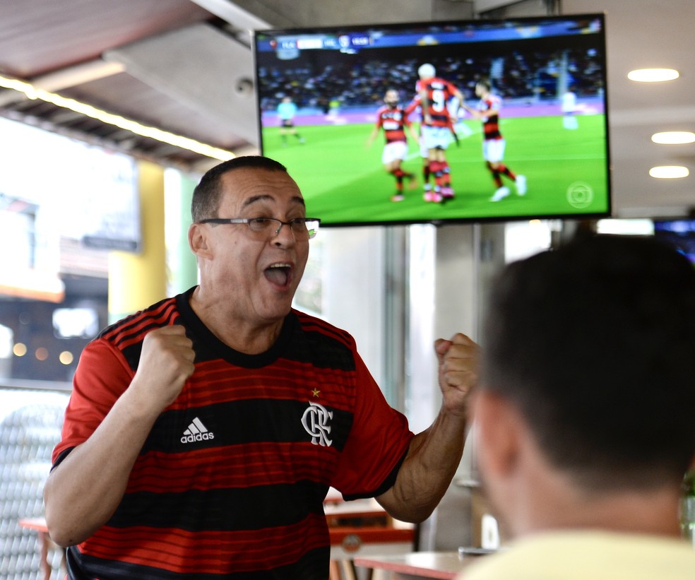 Torcedor comemora gol do Flamengo &mdash; Foto: Andr&eacute; Dur&atilde;o