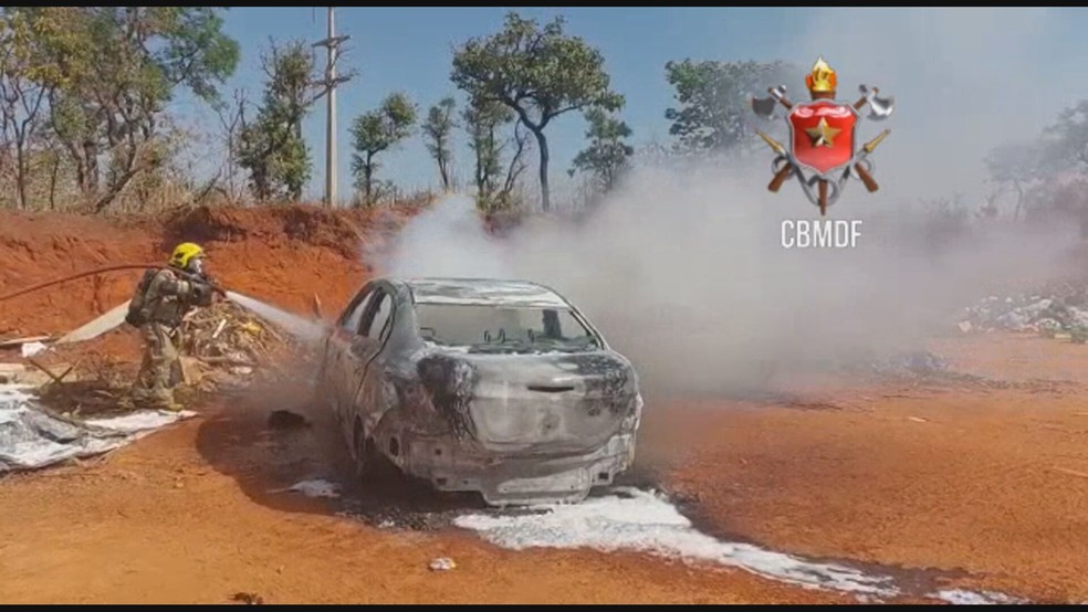 Carro incendiado na DF-001, próximo de São Sebastião, no DF — Foto: Corpo de Bombeiros/Reprodução