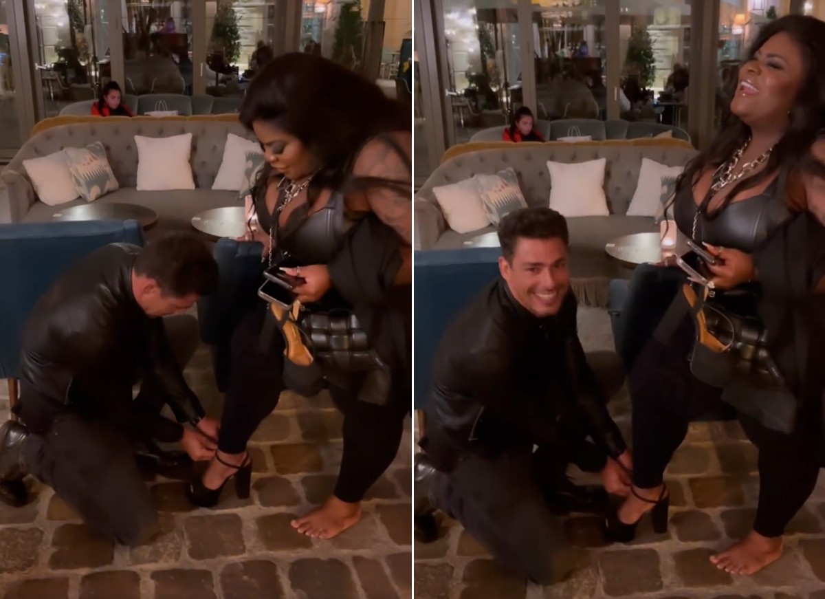 Cauã Reymond ajuda Jojo Todynho a calçar sandálias, em Paris (Foto: Reprodução / Instagram)