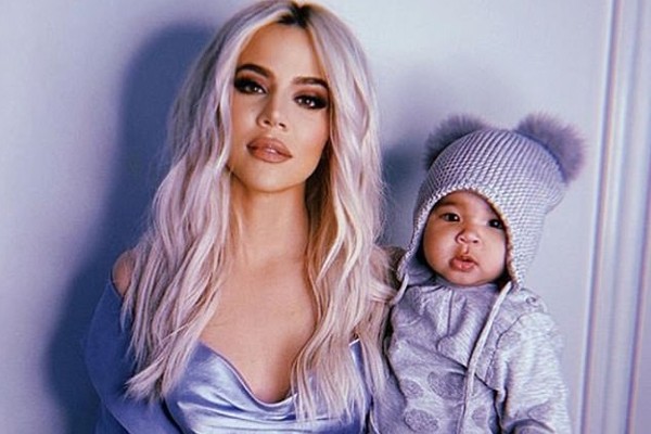 A socialite Khloé Kardashian com a filha no colo (Foto: Instagram)