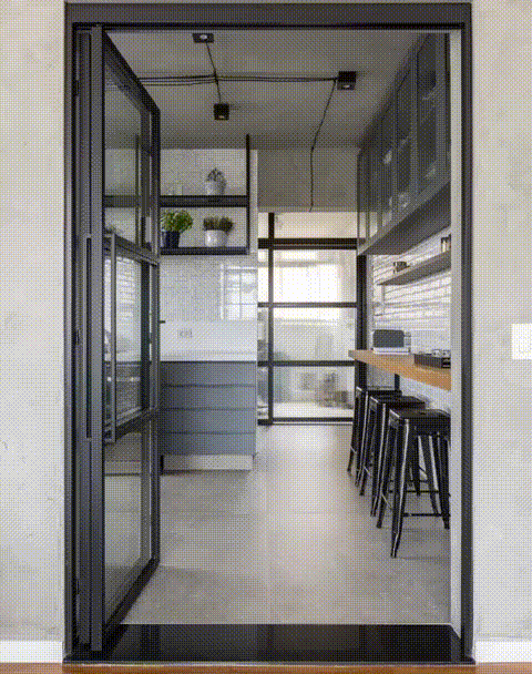 Décor do dia: porta camarão integra cozinha à sala  (Foto: Luiz Franco)