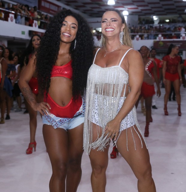 MC Rebecca e Viviane Araújo (Foto: Anderson Borde/AgNews)