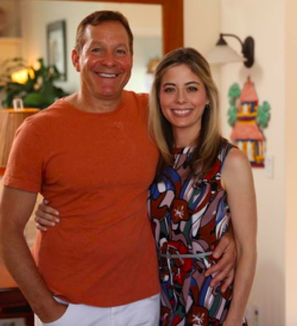O ator Steve Guttenberg com a esposa, a jornalista Emily Smith (Foto: Facebook)
