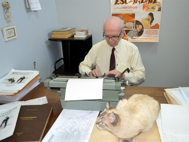 Ao lado dos gatos e acompanhado da velha máquina de escrever, o escritor diz nunca ter parado de criar (Foto: Amanda Pioli/G1)