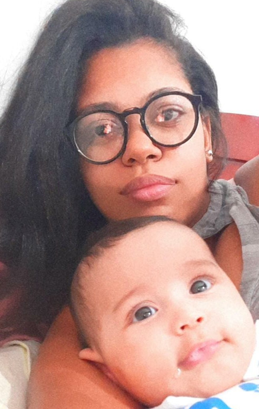 Yasmim tenta elaborar estratégia para conciliar estudos e maternidade.  — Foto: Arquivo pessoal