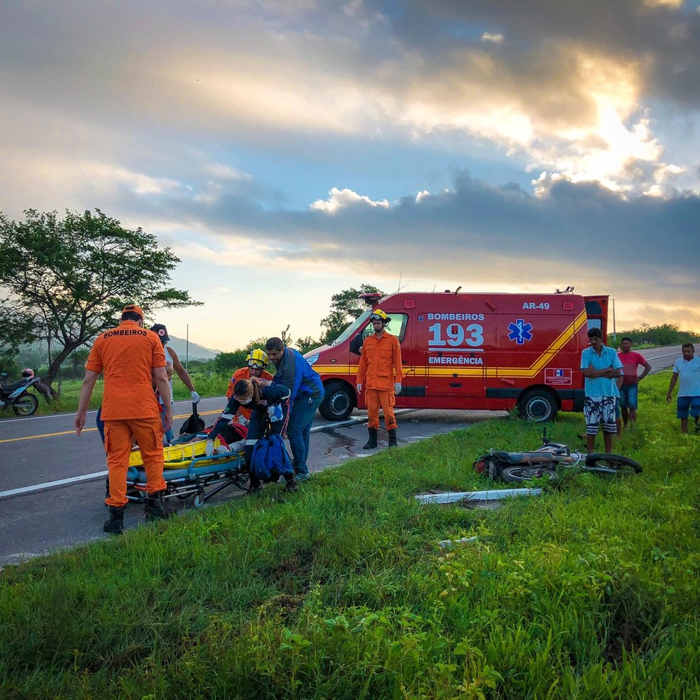 Vítimas foram levadas para hospital em Santana do Ipanema — Foto: Ascom/Bombeiros