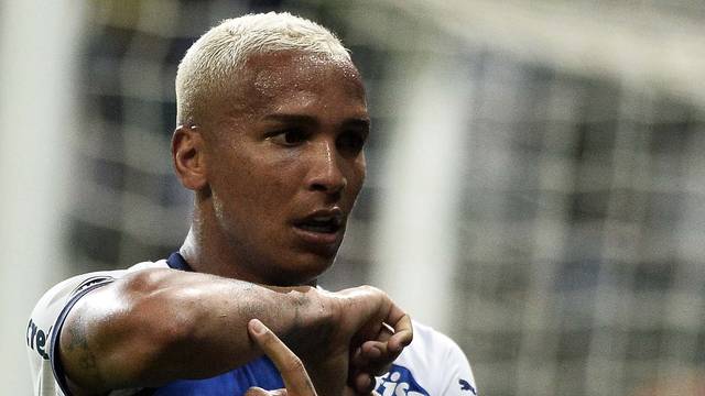 Deyverson exibe tatuagem na comemoração