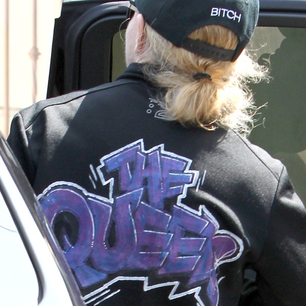 Além de 'a rainha' na jaqueta, Madonna exibiu palavrão em boné (Foto: AKM-GSI)