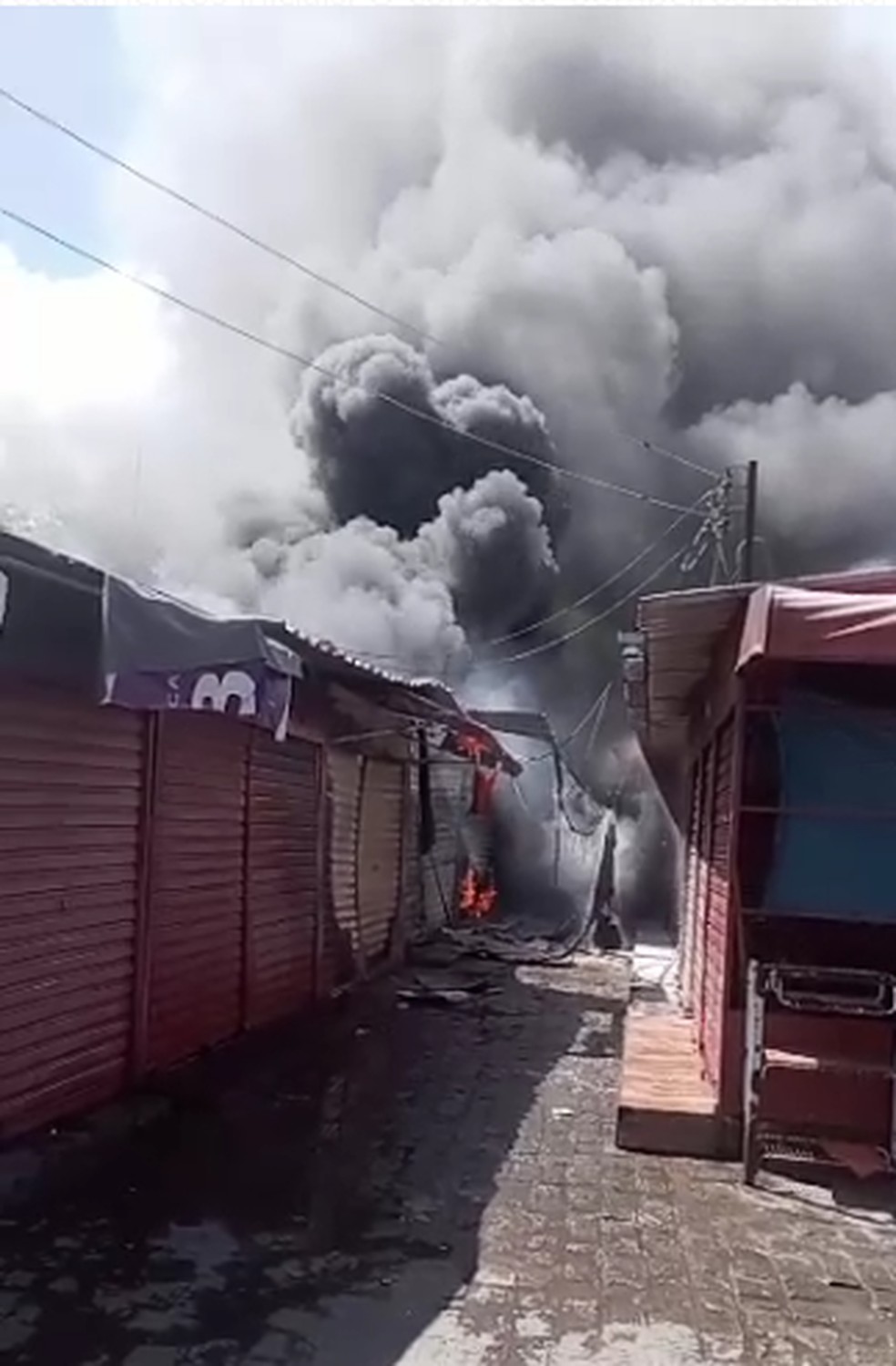 Incêndio na Feira de Caruaru — Foto: WhatsApp/Reprodução